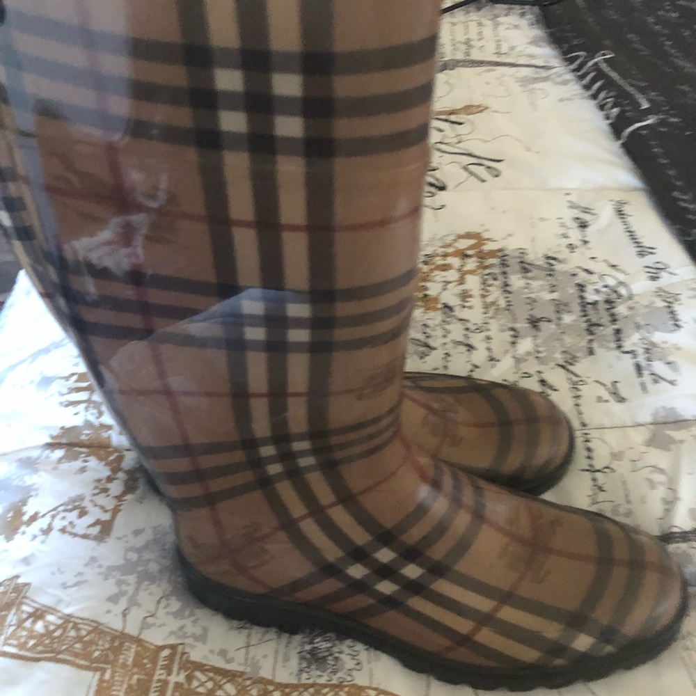Burberry rain boots - Picture 3 of 8